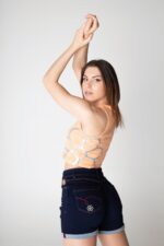 T-shirt donna cropped con borchiette - immagine 25