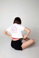 T-shirt donna cropped con borchiette - immagine 11