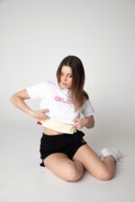 T-shirt donna cropped con borchiette - immagine 12