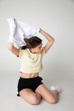 T-shirt donna cropped con borchiette - immagine 32