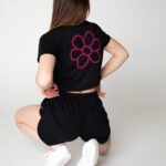 T-shirt donna cropped con borchiette