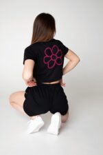 T-shirt donna cropped con borchiette